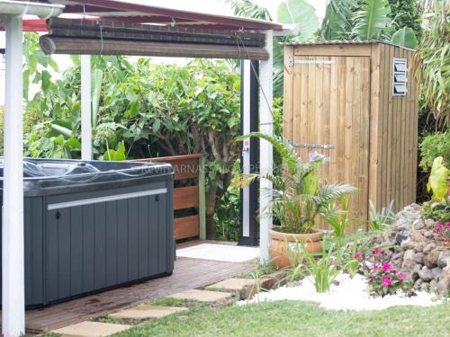 Les Avirons Bed & Breakfast | Chambre authentique créole aux Avirons - FR-1-786-69