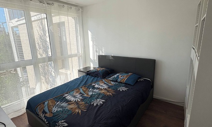 Bois-Colombes Bed & Breakfast | Chambre chez l'habitant avec vue sur parc, située à 15 min en metro de Paris