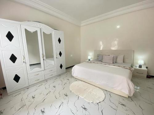 Ngor Bed & Breakfast | chambre white sans télé ngor almadie