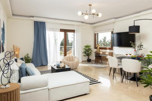 Kalamaria Apartment | Champagne Sea View Apartment by BiNoBi!