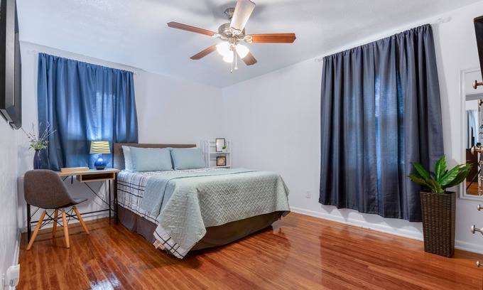 Jacksonville House | ~Changing Leaf Cottage Sleeps 6 Near NAS Jax~