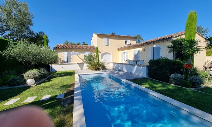 Entraigues-sur-la-Sorgue Villa | Character villa with pool 15 minutes from Avignon