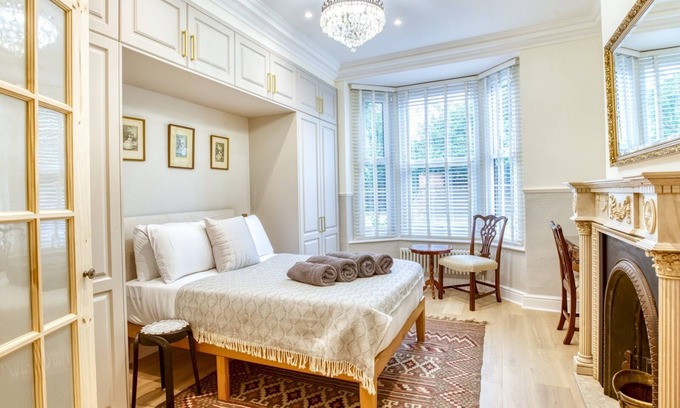 Lincoln Apartment | Characterful flat by Lincoln Castle/Pass The Keys