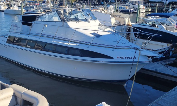 North Carolina Coast Boat Rental | Charlotte Jean - 33ft Cozy Carver Mariner- Unique Stay on the Water