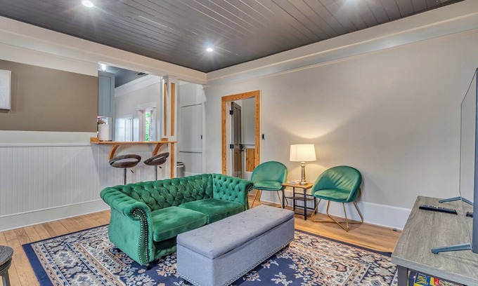 Savannah Victorian District Apartment | Charm & Champagne Lore, Dueling Sisters Inn, Cozy and comfortable, Downtown