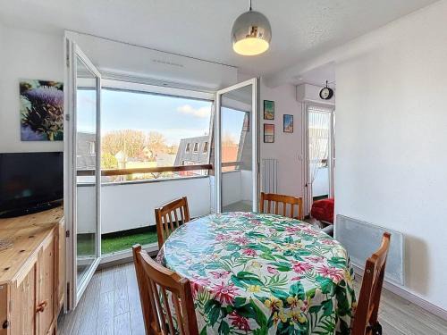 Merville-Franceville-Plage Apartment | Charmant Studio Cabine 4 Pers, Balcons, Parking Privé, à 300m de la Plage de Merville-Franceville - FR-1-465-37