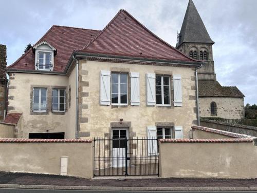 Theneuille House | Charmant gîte historique rénové à 2 niveaux avec parking et jardin - FR-1-489-571