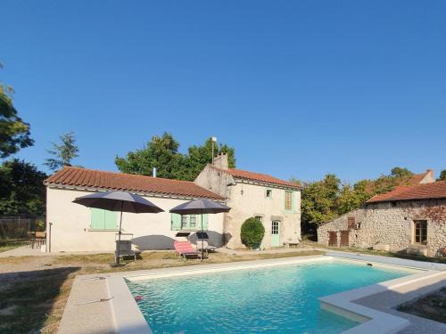 Charroux House | Charmante maison à Charroux avec terrasse privative - FR-1-489-394