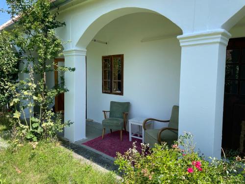 Csapod House | Charmantes Arkadenhaus mit großem Garten