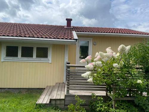 Tibro Villa | Charmig Villa bredvid sjön Örlen