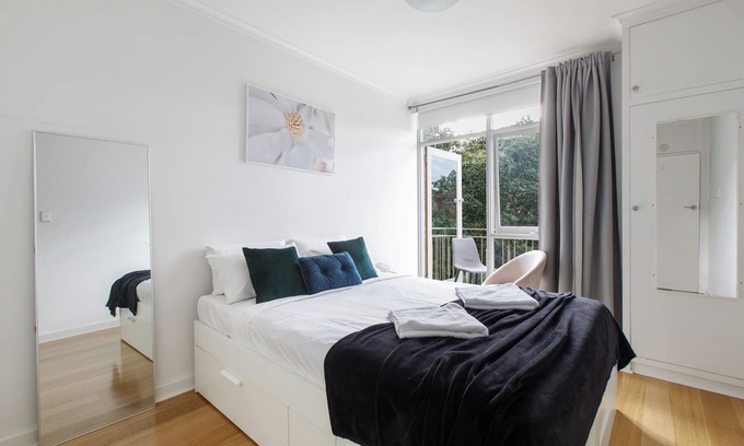 St. Kilda East Apartment | Charming 1-bedroom boutique apartment in lovely St Kilda East with WiFi, AC