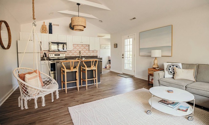 West Ashley Cottage | Charming 1-bedroom cottage in amazing Charleston