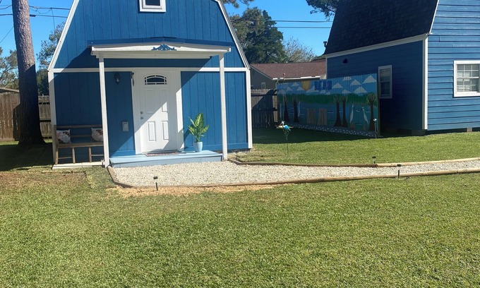 Dickinson Cottage | Charming 1-bedroom cottage in Dickinson,Tx with WiFi,