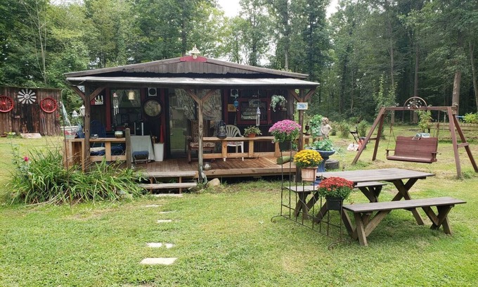 Dorset Cottage | Charming 1-bedroom cottage with WiFi and AC in Amish Country