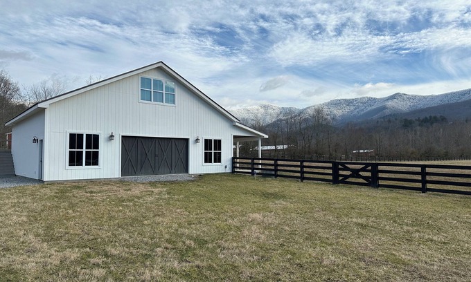 Young Harris Apartment | Charming 1-bedroom apt in lovely Young Harris with AC, WiFi and Highland Cows!