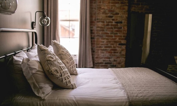 Jacksonville Hotel | Charming 1 BR Queen Guest Room at the Historic Jacksonville Inn. Walk to downtown shops, dining, and the Britt Festival grounds. Perfect for a quick stopover or a romantic Oregon wine country visit.