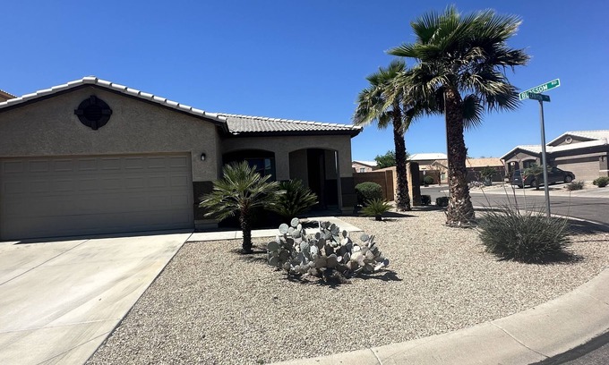 San Tan Valley House | Charming 1440 Sq/ft 3 bedroom/2 bathroom @ Johnson Ranch Golf Course Community