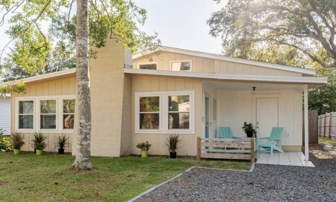 Tranquil Harbour House | Charming 1960s Cottage 3 Min Beach and Shops