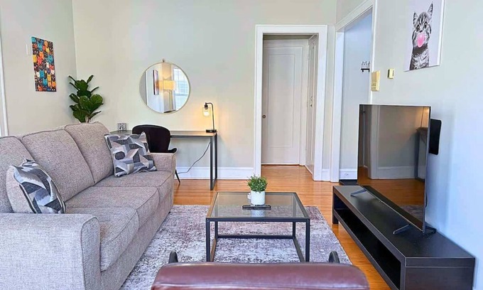 South Evanston Apartment | Charming 1BR Apt in Evanston