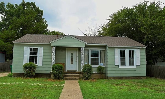 Waxahachie House | Charming 2-Bed Bluebonnet Bungalow in Historic Waxahachie