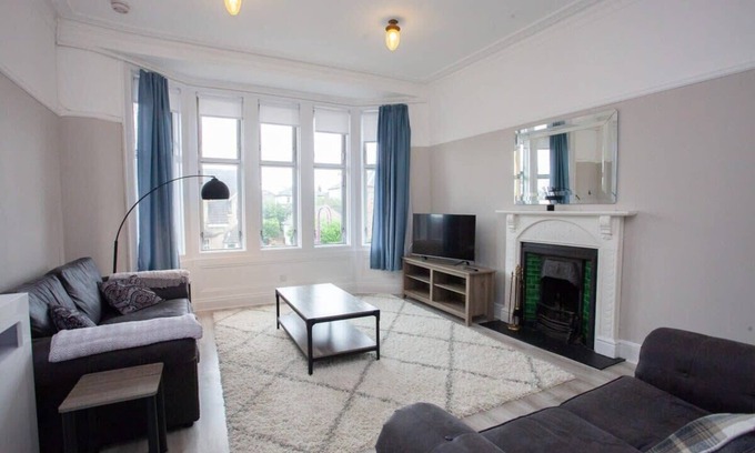 Giffnock Apartment | Charming 2 Bed Flat in Giffnock