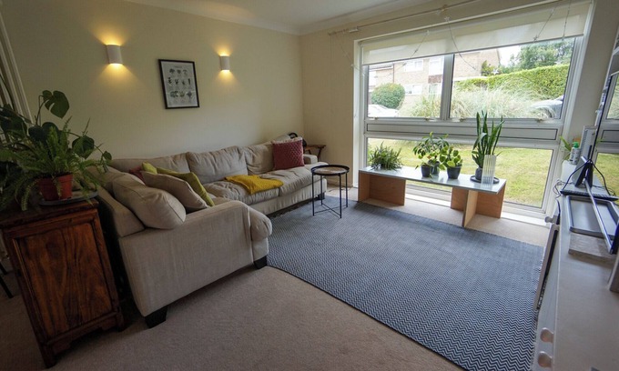 East Finchley House | Charming 2-Bed House near Hampstead Heath + Garden