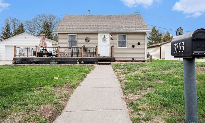 Council Bluffs House | Charming 2-bedroom bungalow in lovely West Council Bluffs with WiFi, AC
