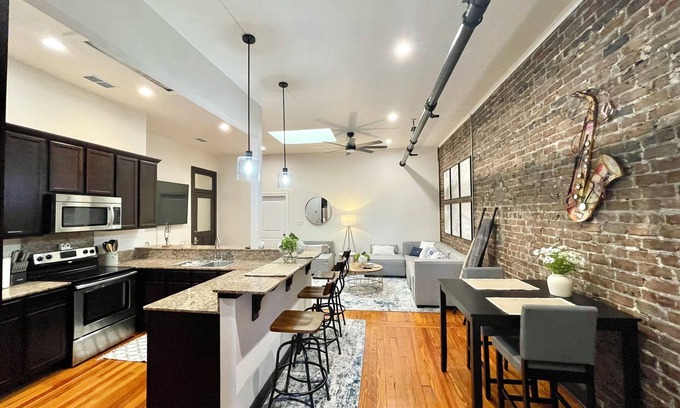 Hammond Condo | Charming 2-bedroom 2-bath condo with AC and WiFi in pleasant Downtown Hammond!