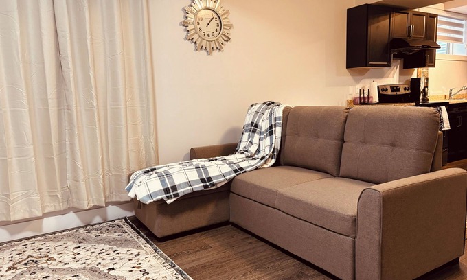 Southwest Edmonton House | Charming 2-bedroom apartment with WiFi and AC in wonderful Edmonton