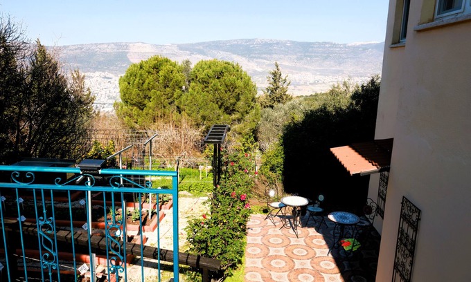 Michmanim Apartment | Charming 2-bedroom apartment with WiFi, AC in quaint Mikhmanim