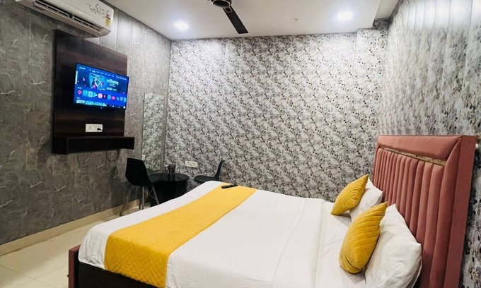 Vrindavan Apartment | Charming 2-bedroom apartment with AC, WiFi in fantastic Vrindavan