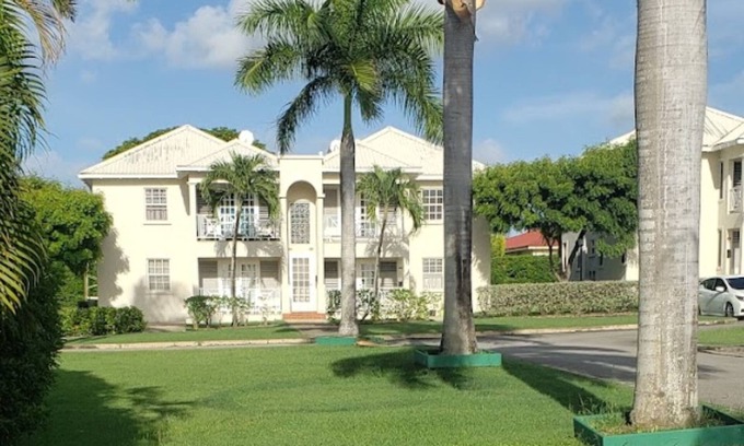 Paynes Bay Apartment | Charming 2-bedroom apartment in gated community