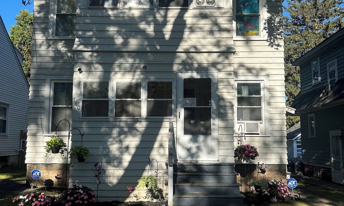 Syracuse Apartment | Charming 2-bedroom apartment in enchanting Eastwood Syracuse with AC