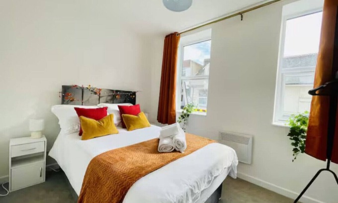 Watford Town Centre Apartment | Charming 2-bedroom Apartment in Watford with AC