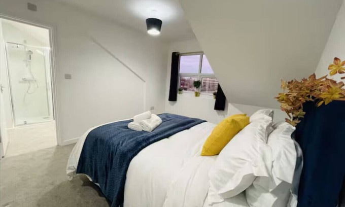 Watford Apartment | Charming 2-bedroom apartment in nice Watford with AC