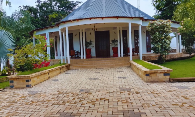 Moshi House | Charming 2-bedroom bungalow in welcoming Kiboriloni with WiFi, AC
