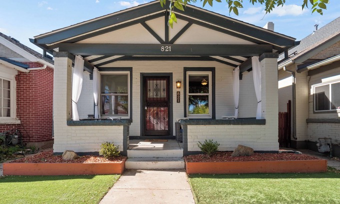 Lincoln Park House | Charming 2-bedroom bungalow with WiFi, AC walking distance to downtown Denver!