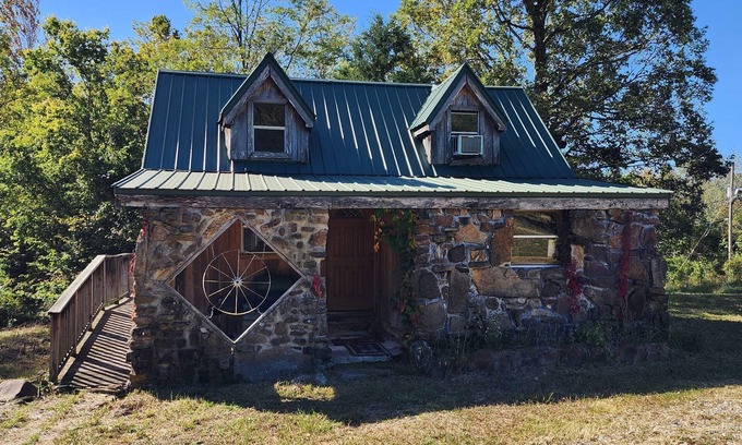 Harrison Cabin | Charming 2-bedroom cabin on 18 Acres with WiFi, AC in Compton. Hunting Perfect!