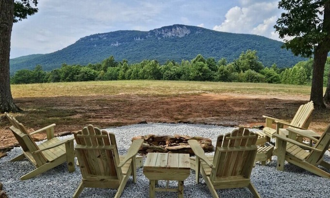 King Other | Charming 2-bedroom farmhouse with an awesome view minutes from Hanging Rock