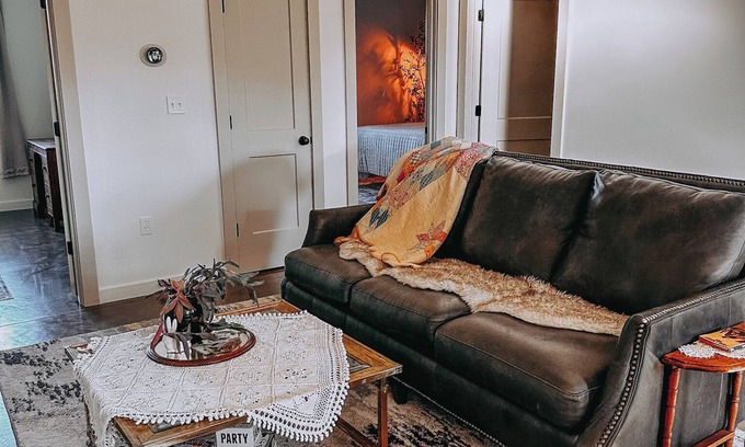 Easley Other | Charming 2-bedroom Farmhouse in Rocheport