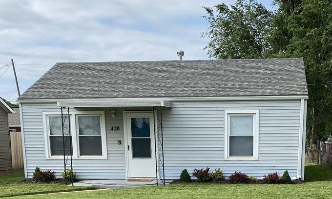 Hutchinson House | Charming 2-bedroom house in Hutchinson with WiFi and AC