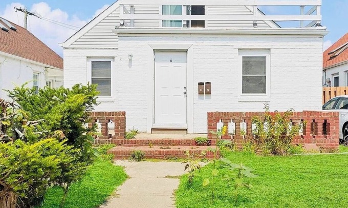 Long Beach House | Charming 2-bedroom house in fantastic Long Beach with WiFi