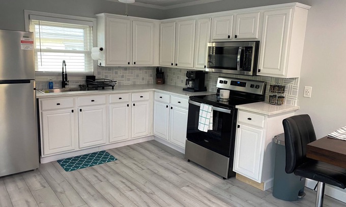 Rock Ridge House | Charming 2-bedroom house with dock, AC, & Wifi. Enjoy kayakingn2 min from beach