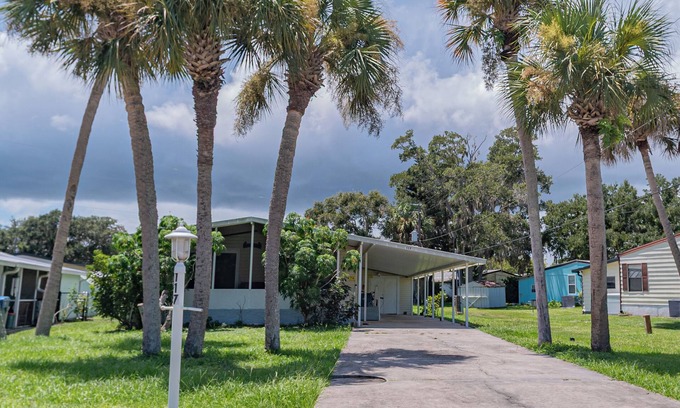 Edgewater House | Charming 2-bedroom house in Edgewater Florida boat ramp fishing pier and pool