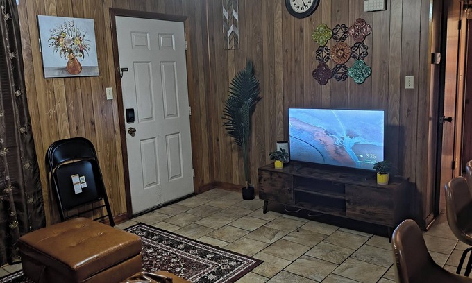 Leesville House | Charming 2-bedroom house in phenomenal Leesville with WiFi, AC