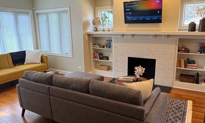 Evanston House | Charming 2-bedroom Home with Midcentury Details