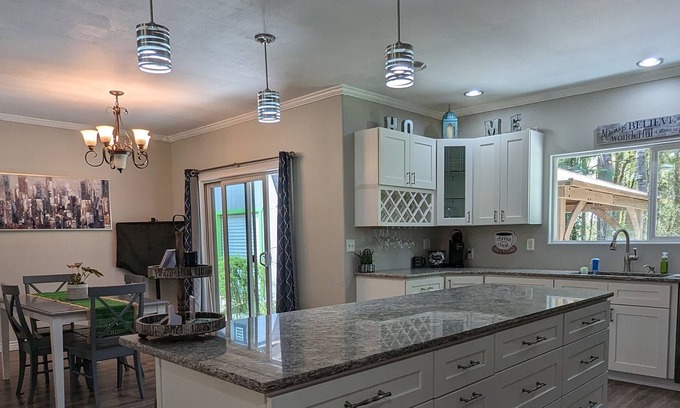 East Olympia House | Charming 2-bedroom home with dedicated office, WiFi & air conditioning - Olympia