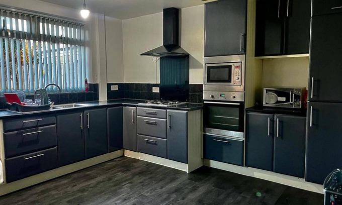 Oldham House | Charming 2-bedroom Home With Modern Amenities