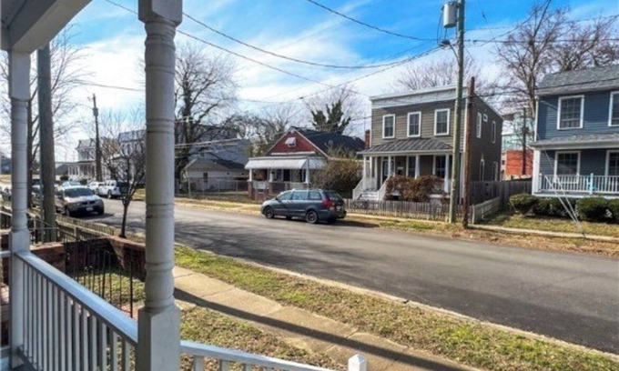 Mosby House | Charming 2-bedroom house in lovely Richmond with WiFi, AC.