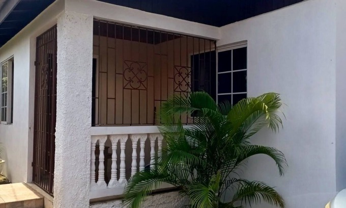 West End House | Charming 2-bedroom house with AC and WiFi in gorgeous Negril, Jamaica
